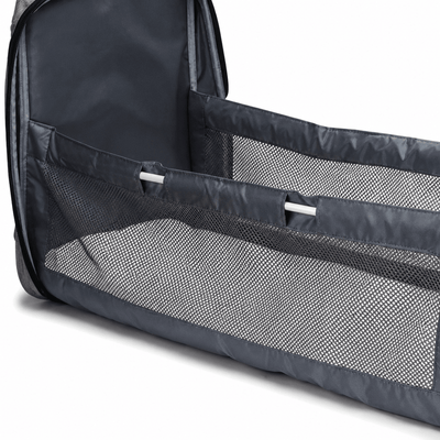 Babytasche als Rucksack mit integriertem Reisebett und Netz