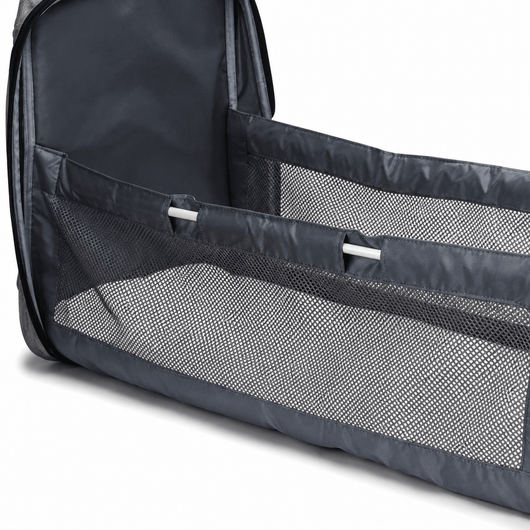 Babytasche als Rucksack mit integriertem Reisebett und Netz