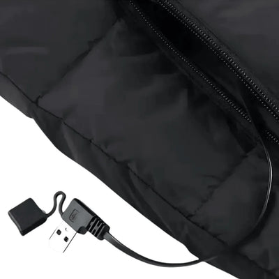 USB-Anschlusskabel einer beheizbaren Weste, das aus einer Innentasche herausgeführt wird.