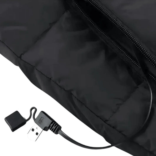 USB-Anschlusskabel einer beheizbaren Weste, das aus einer Innentasche herausgeführt wird.