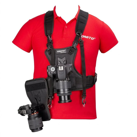 Doppelkamera-Gurt für Fotografen mit seitlichem Holster und Nylon-Mesh, an einer Schaufensterpuppe befestigt