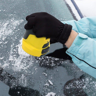 Elektrischer Eiskratzer von Kärcher bei der Anwendung auf einer vereisten Autoscheibe
