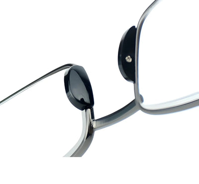 Nahaufnahme der schwarzen Nasenpads und des silbernen Edelstahlrahmens einer faltbaren Lesebrille.