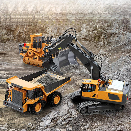 Ein ferngesteuerter Bagger und ein Muldenkipper aus Kunststoff und Metall auf einer steinigen Baustelle.