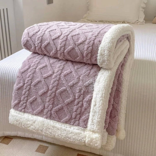 Eine fliederfarbene Fleecedecke mit Lammwolle, doppelseitig und warm für Sofa oder Schlafzimmer.