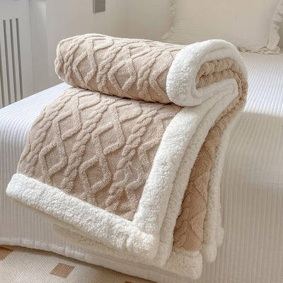 Beigefarbene Fleecedecke mit Lammwoll-Optik, doppelseitig und warm für Sofa oder Schlafzimmer.