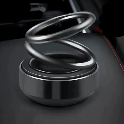 Ein moderner, metallischer kinetischer Molekularheizer mit rotierenden Ringen auf einer dunklen Oberfläche.