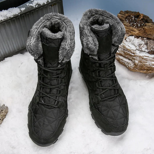 Schwarze Herren-Winterschuhe mit warmem Innenfutter, robustem Obermaterial und rutschfester Sohle im Schnee.