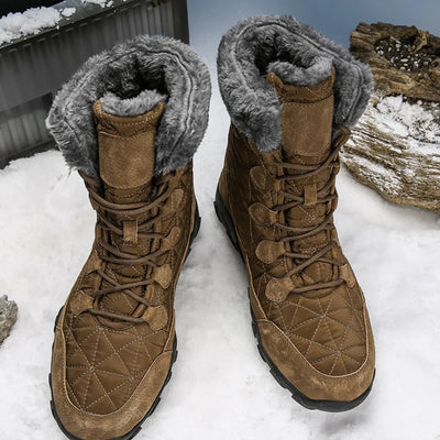 Braune Herren-Winterschuhe mit warmem Fellfutter, robustem Obermaterial und rutschfester Sohle im Schnee.