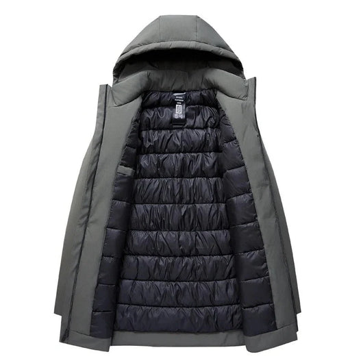 Innenansicht eines wasserdichten, gefütterten Herrenparkas für den Winter mit Kapuze und schwarzem Steppfutter.