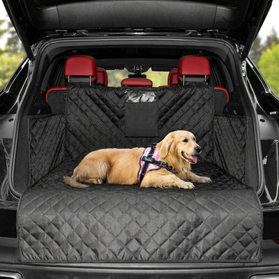Wasserdichte Hundekofferraumabdeckung für SUVs, kratzfest und leicht zu reinigen, mit einem Hund im Kofferraum