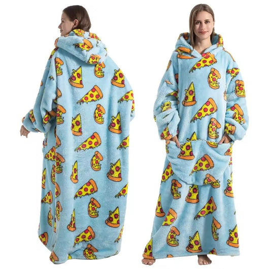 Zwei Ansichten einer hellblauen Kapuzendecke in Übergröße mit Pizza-Muster, Fleece-Futter und einer großen Kängurutasche.