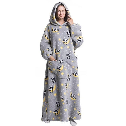 Eine Frau trägt eine graue Kapuzendecke in Übergröße mit Panda- und Mondmuster, Kängurutasche und elastischen Bündchen.