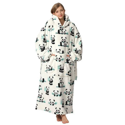 Frau trägt eine übergroße Kapuzendecke mit Panda-Muster, Fleece-Futter, Kängurutasche und elastischen Bündchen.