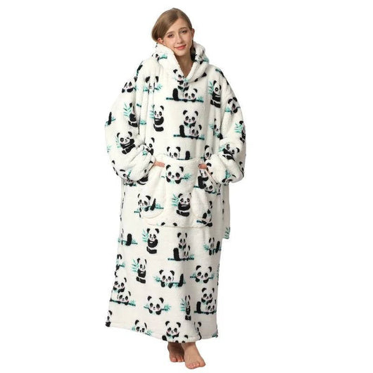 Frau trägt eine übergroße Kapuzendecke mit Panda-Muster, Fleece-Futter, Kängurutasche und elastischen Bündchen.