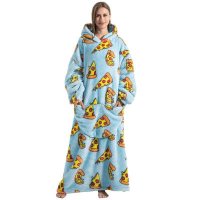 Eine Frau trägt eine hellblaue Kapuzendecke in Übergröße mit Pizzastück-Muster, Fleece-Futter und Kängurutasche.
