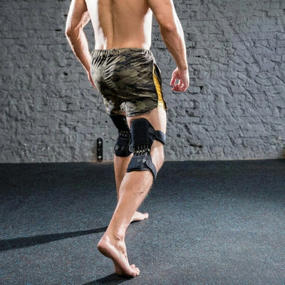 Ein Mann trägt Knieschoner mit Federtechnik zur Gelenkunterstützung bei sportlichen Aktivitäten.