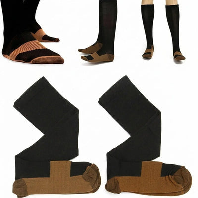 Kompressionsstrümpfe mit Kupferfasern in Schwarz und Braun, dargestellt an Beinen und als flach gelegte Paare.