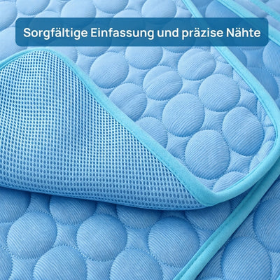 Nahaufnahme der sorgfältigen Einfassung und präzisen Nähte einer blauen Kühlmatte für Hunde.