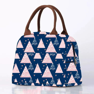 Kleine Kühltasche mit einem geometrischen Muster aus rosa und gemusterten Dreiecken auf dunkelblauem Grund.