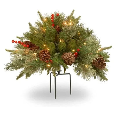 Künstlicher Weihnachtsbaum mit Beleuchtung, Tannenzapfen und roten Beeren auf einem Erdspieß für den Außenbereich