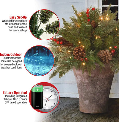 Künstlicher Weihnachtsbaum im Topf mit Beleuchtung, Tannenzapfen und Beeren, inklusive Timer-Funktion für den Außenbereich.