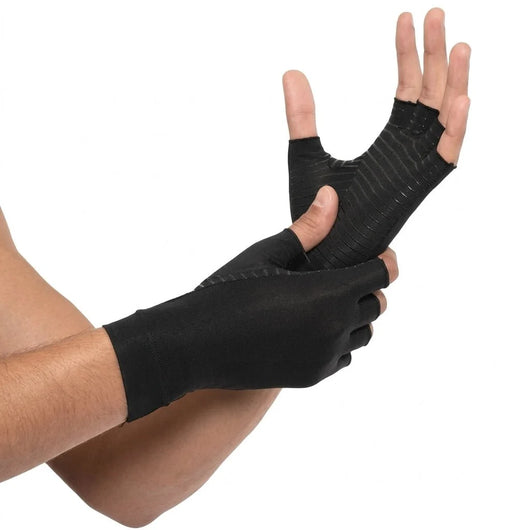 Kupferkompressionshandschuhe für Arthritis mit offenen Fingern und rutschfester Oberfläche an einer Hand