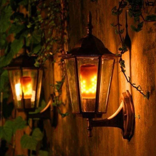 Zwei Wandleuchten mit LED-Flammenbirnen, die einen realistischen Flackereffekt erzeugen und warmweißes Licht ausstrahlen.