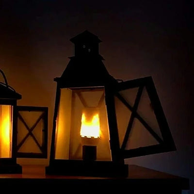 Zwei schwarze Laternen mit einer LED-Flammenbirne, die ein warmweißes, flackerndes Licht erzeugt.