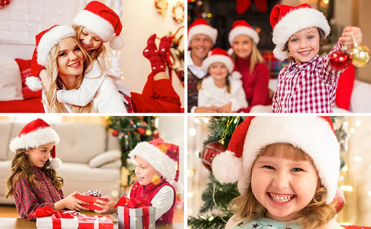 Glückliche Familie mit Kindern trägt leuchtende Weihnachtsmannmützen aus Plüsch bei der Bescherung und Weihnachtsfeier.