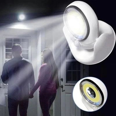 Wetterfeste LED-Wandleuchte mit Bewegungsmelder, die einen Eingangsbereich beleuchtet und um 360 Grad drehbar ist.