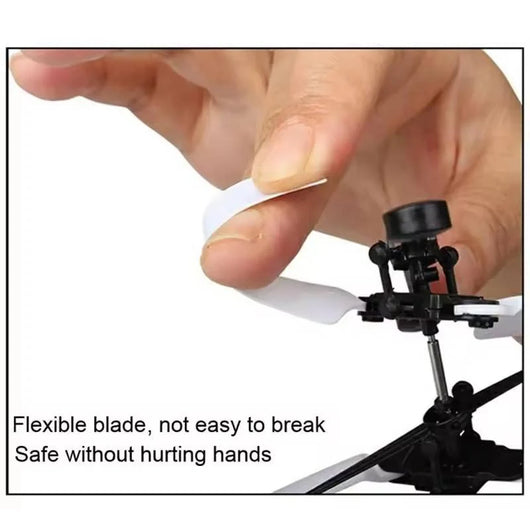 Nahaufnahme einer Hand, die den flexiblen Rotorblattflügel eines RC-Helikopters biegt, um die Sicherheit zu demonstrieren.