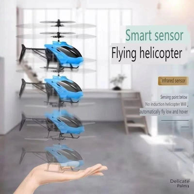 Ein blauer Spielzeug-Hubschrauber mit Infrarotsensor schwebt über einer Handfläche.
