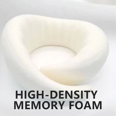 Ein weißes, kompaktes Reise-Nackenkissen aus hochdichtem Memory-Schaum auf weißem Hintergrund.
