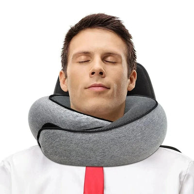 Ein Mann mit geschlossenen Augen trägt ein graues Reise-Nackenkissen aus Memory-Schaum, ideal für Flugzeug und Auto.