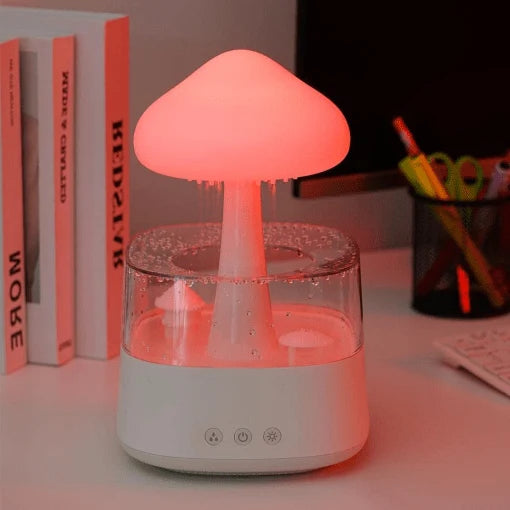 Schreibtischlampe mit Luftbefeuchter und Aromatherapie im Regenwolken-Design mit roter Beleuchtung auf einem Schreibtisch