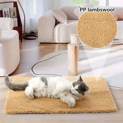 Selbstheizendes Heizkissen für Katzen und Hunde aus weichem Lammwoll-Material, ideal als tragbare Liegefläche.