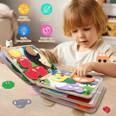 Ein Kind spielt mit einem sensorischen Aktivitätsbuch, das spielerisch Naturverständnis und Feinmotorik fördert.