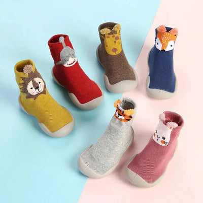 Bunte Kindersockenschuhe mit Tiermotiven, rutschfester weicher Sohle und einfachem Schlupfdesign für Kleinkinder.
