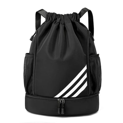 Schwarzer Sportrucksack für Herren mit Ballfach, wasserdichtem Material und getrenntem Nass- und Trockenfach.