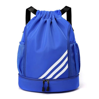 Blauer Sportrucksack mit Ballfach, wasserdichtem Material und separatem Fach für nasse und trockene Kleidung.