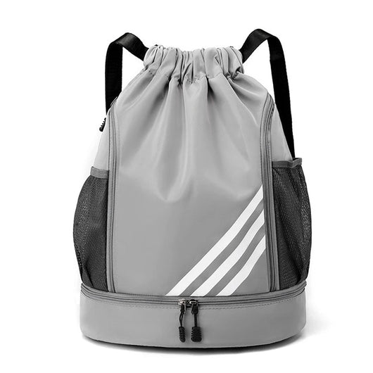 Grauer Sportrucksack für Herren mit Ballfach, wasserdichtem Material und getrenntem Fach für nasse und trockene Kleidung.