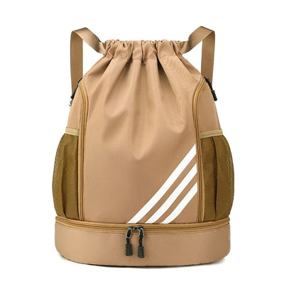 Beigefarbener Sportrucksack mit Ballfach, wasserdichtem Material und getrenntem Nass- und Trockenfach.