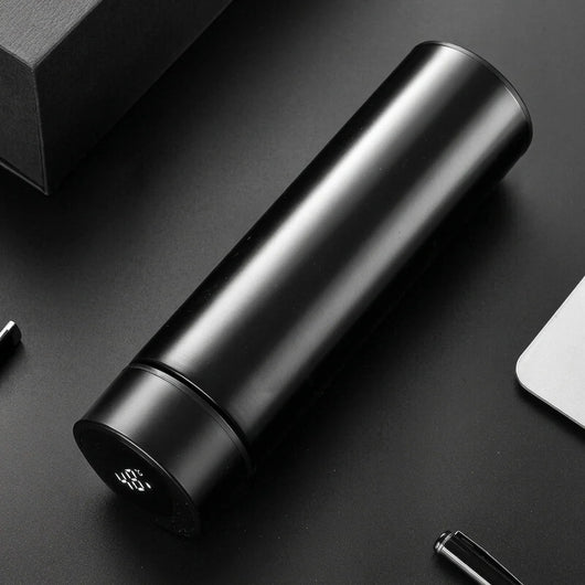 Schwarze Edelstahl-Thermosflasche mit 500 ml Fassungsvermögen und LED-Temperaturanzeige auf dem Deckel.