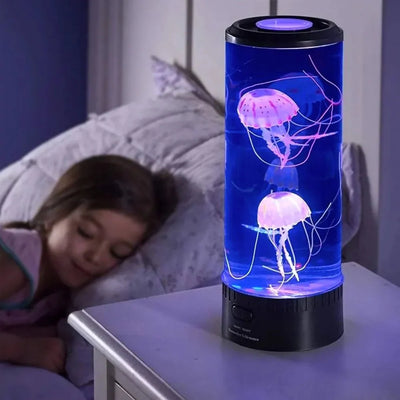 Ein schlafendes Kind neben einer leuchtenden LED-Quallenlampe auf dem Nachttisch für eine entspannende Atmosphäre.