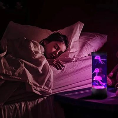 Ein schlafendes Mädchen im Bett neben einer leuchtenden LED-Quallenlampe, die eine entspannende Atmosphäre schafft.