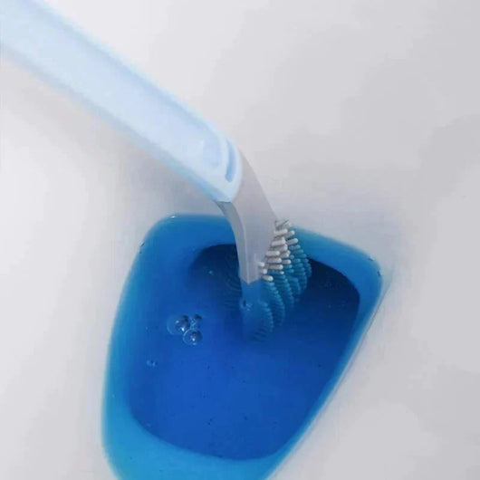 Toilettenbürste mit Selbstreinigungsfunktion, die in einer mit blauem Reinigungsmittel gefüllten WC-Schüssel verwendet wird.