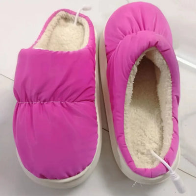 Ein Paar pinke, USB-beheizbare Hausschuhe mit weichem Plüschfutter für Damen und Herren.