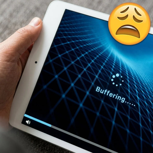 Ein Tablet zeigt einen Ladebildschirm mit dem Wort Buffering an, während ein WLAN Repeater die Verbindung verbessert.