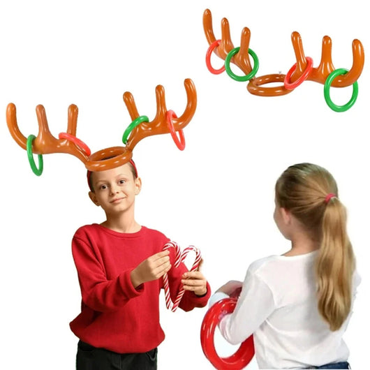 Kinder spielen mit einem aufblasbaren Rentiergeweih als Ringwurfspiel zu Weihnachten